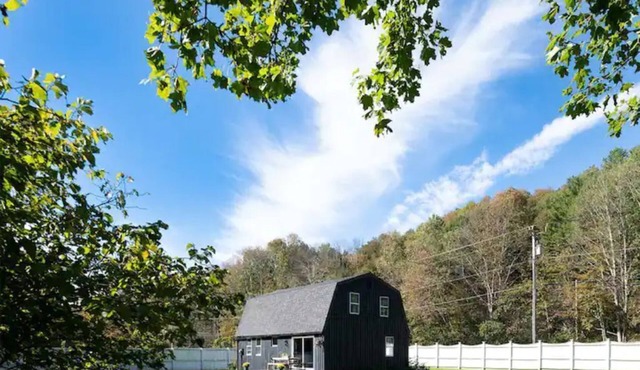 Renovated 4 BR 3 BA Barn; 30 mins to Hudson, 15 mins to the Berkshires!