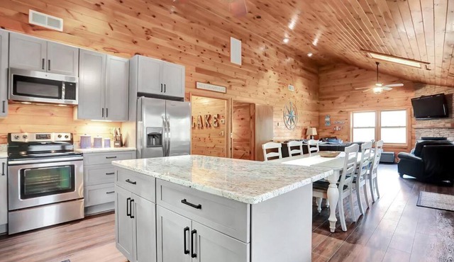 Renovated*5 Minutes to Wisp*Fast Wi-Fi*Hot Tub