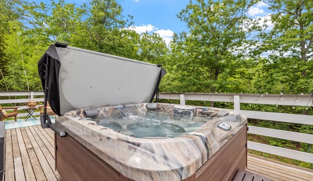 Renovated Alexandria NH jacuzzi house~firepit! gameroom! dog friendly! fenced