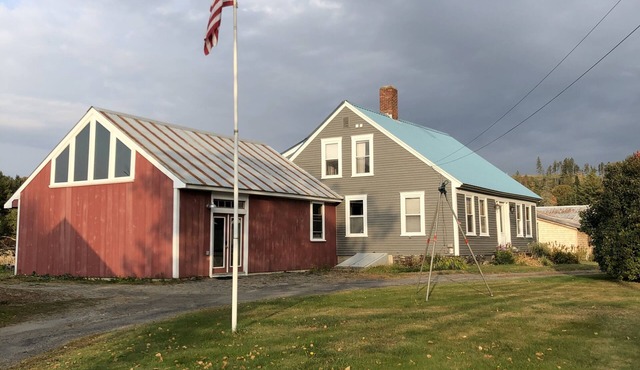 Renovated Barn 1 King Bed Studio and Entertainment Space