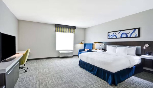 Rest in a Picturesque King Room Near Turner Park and Downtown Tulsa, w/Pool