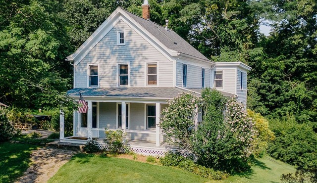 Restored 1890's Farmhouse near Kingston