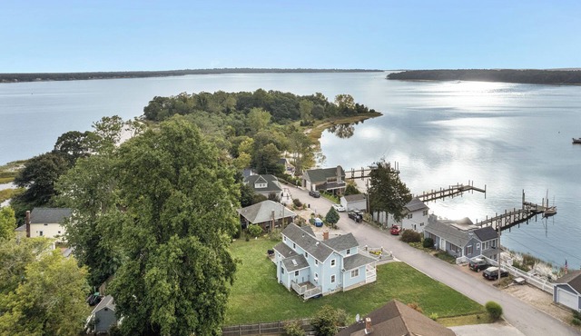 Rhode Island Haven: Walk to Greenwich Bay!