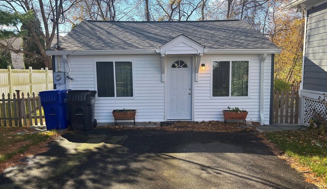Ridgefield Cottage: Walk to Town & Movie Theater!