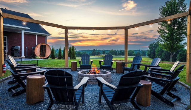 Ridgemont Reserve-100"TV-Pool Table-Hot Tub-Sauna-Games-Sleeps 18-Pets ok