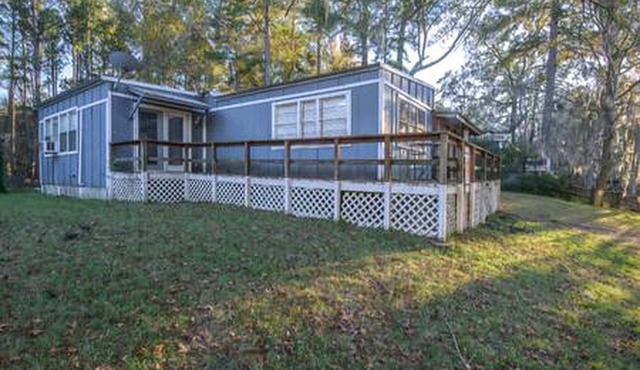 Riverfront Cottage with Fire Pit and Cozy Interior Perfect for Groups in Texas