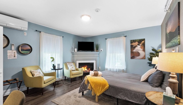 Riverfront escape, Gas Fireplace, 5 mins to N. Conway