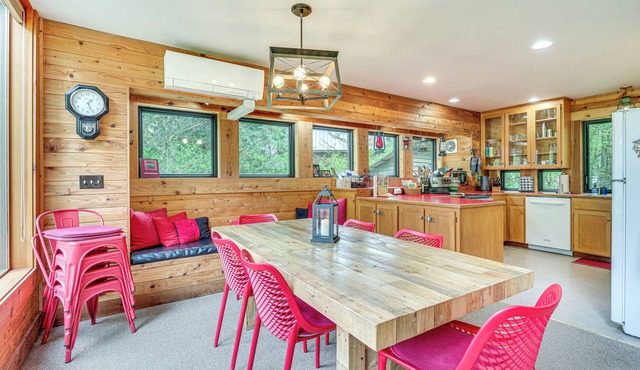 Riverfront Skykomish Cabin w/Private Hot Tub! in Skykomish
