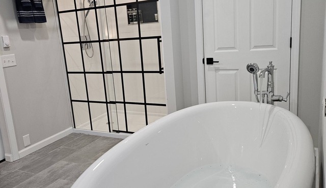 Rivers Edge Unique Newly Renovated River Spa Free-Standing Air Jet Tub retreat