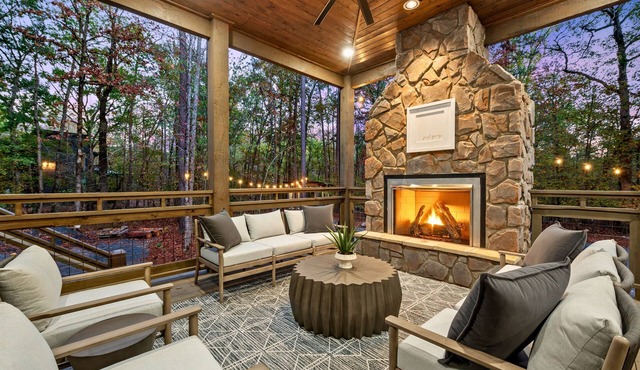 Riverstone Estate | Luxe Creekside Group Getaway