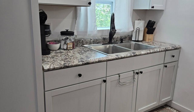Riverview Studio Apartment. Weekly/Monthly Discounts! Wifi. Convenient Location.