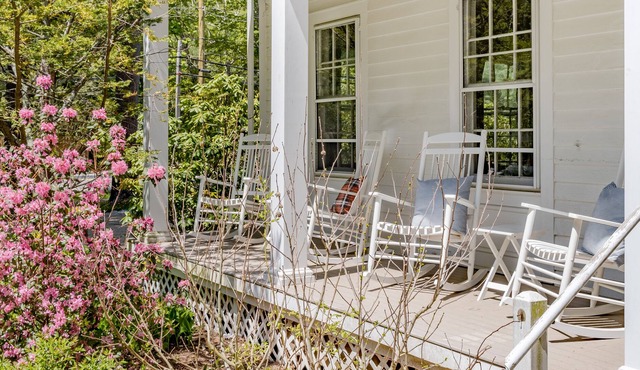 Robin’s Retreat by AvantStay | Carriage House at Historic Inn: Barn, Pub, Farm!