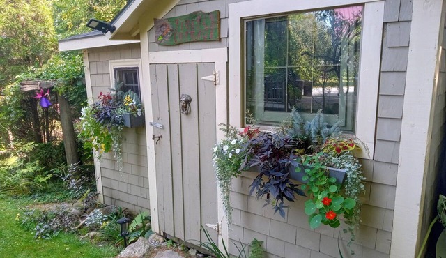 Romantic Cozy Cottage on water - walking distance to Beach and Mountain