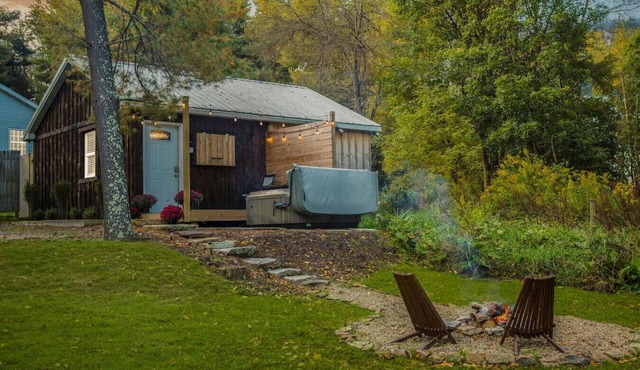 Romantic Getaway In The Pines. Hot Tub! King Bed!