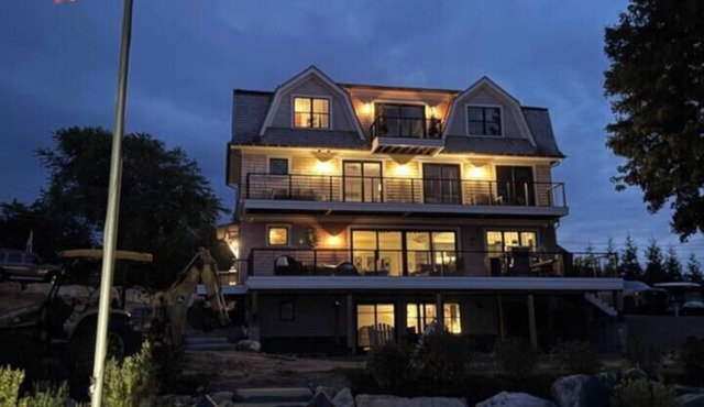 Romantic Waterfront Home `Sea Thistle`