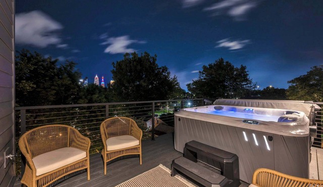 Rooftop Hot Tub + Sauna | Sleeps 10 | Skyline View