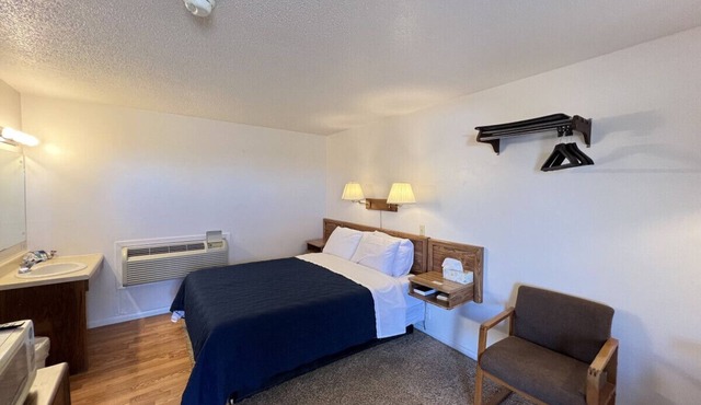 Room 109 - Standard Queen - Sleeps 2 - West Lake Grandvue Inn