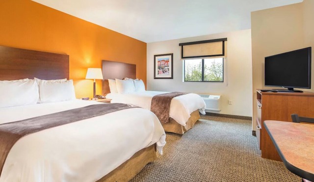 Room w/Kitchen Steps from Maverik Center! Perfect for Event Goers! Pet Friendly