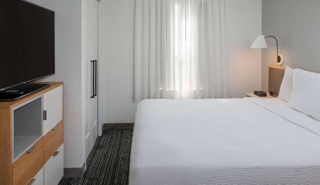 Roomy 2BR Suite with Full Kitchen, Pets Allowed, Short Drive to Kennedy Center!