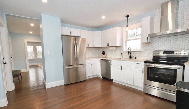 Roosevelt House, sleeps 12, weddings, Big groups, Parking, 2 full kitchens