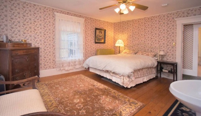 Rose room Victorian home queen bed private bath