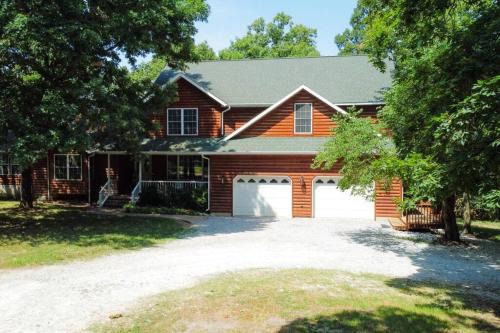 Rural 6 bedroom cabin - With a Hot Tub!