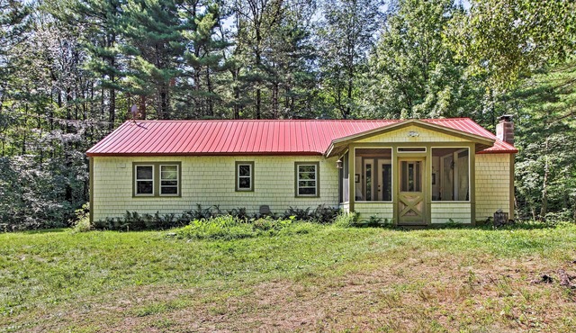Rustic Bradford Cottage - 14 Miles to Sunapee Mtn!
