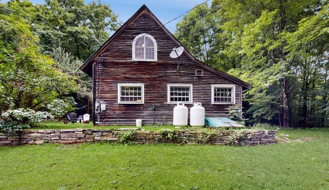 Rustic country home, wifi, firepit, w/d, kitchen, VAST trail, dog-friendly, TV's