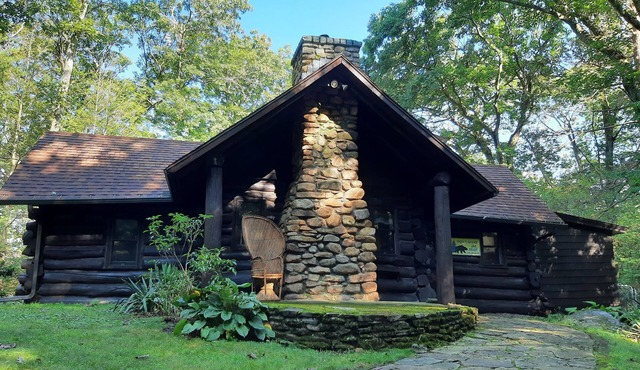 Rustic Log Cabin on the Lake