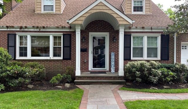 RYDER CUP ENTHUSIASTS: 11 miles from Bethpage Black. Spacious 4 bedroom home.