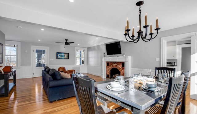 Rye Retreat: Fireplace, Fast WiFi, Big Screen TV - Near Portsmouth, Seabrook, Seaside, and Shopping