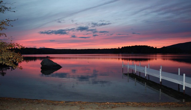 Sandy waterfront, grass yard, 40' private dock. Last prime foliage week remains!