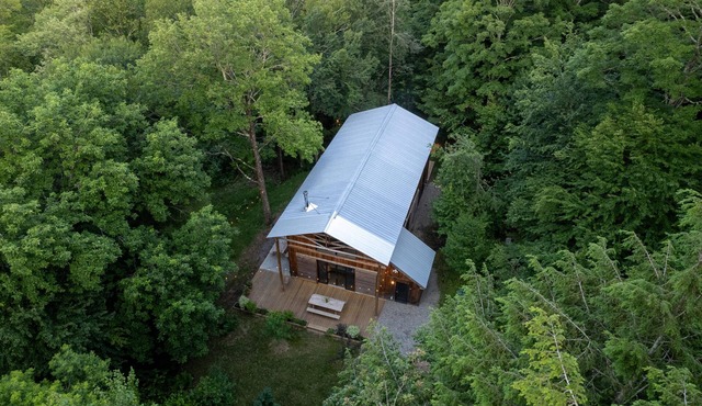 Scandinavian design Chalet with private hiking trail and Goodland hot tub