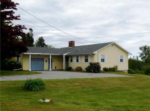 Scenic Coastal Cottage with Ocean Views Near Acadia National Park in Lamoine, Maine