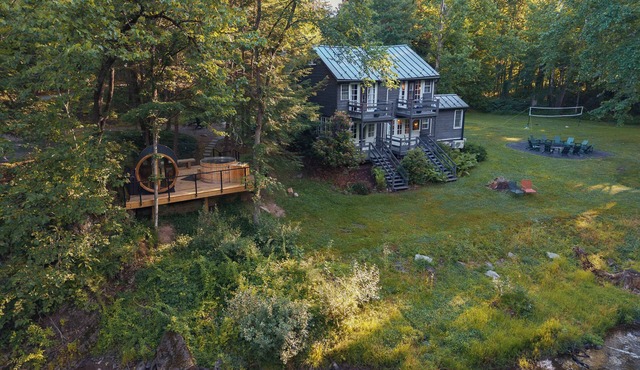 Schoonmaker Retreat: 2 Homes. Sauna + Hot Tub