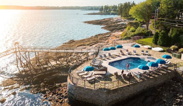 Seabreeze 1 | Oceanfront 2 Queens + Fireplace