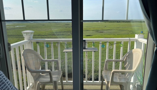 Seabrook Studio II - Walk to the beach!