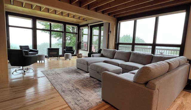 Secluded 4BR house on 200 acres, stunning mountain and valley views, WiFi & AC