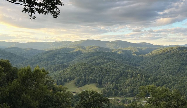 Secluded Mountain Getaway - BIG VIEWS, Fire Pit, Outdoor Dining, 12 Acres