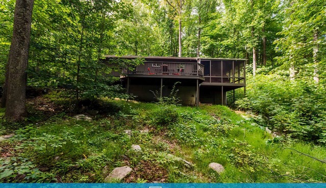 Secluded Oasis w Hot Tub, Screened-in Porch, WiFi!