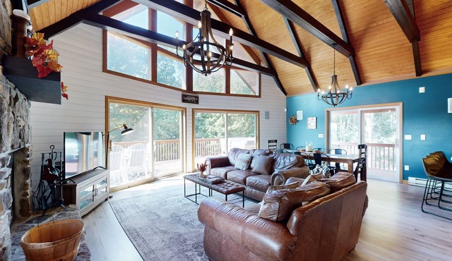 Secluded & spacious retreat with private hot tub, carriage house & game room