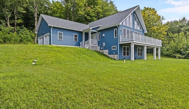 Serene 3-bedroom home in Hinesburg, Vermont, overseeing Adirondack.