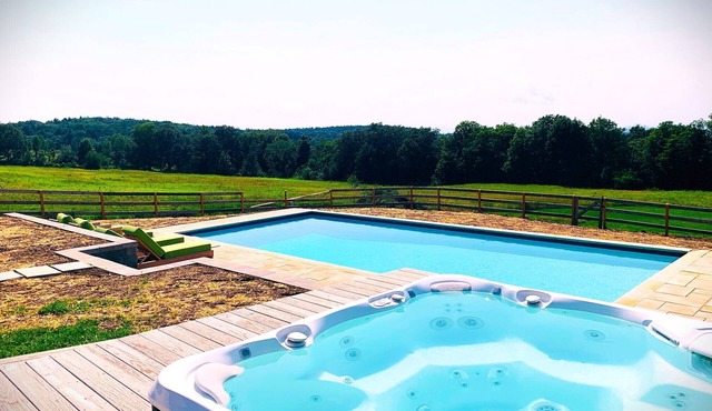 Serene Farmhouse Villa: Pool + Hot Tub and Grill