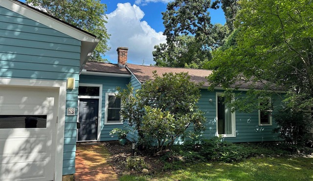 Serene modern 2-bedroom house walking distance to Amherst