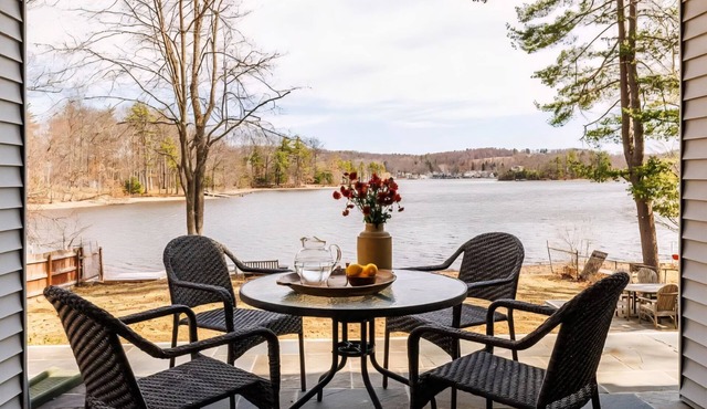 Serene Modern Lakefront Escape: Kayaks, Fishing, Firepit, Private Dock