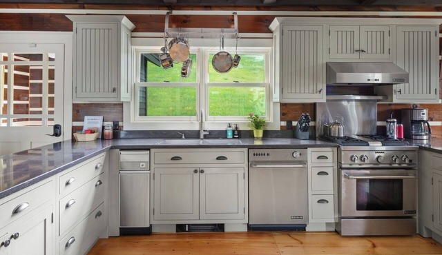 Serene Retreat: Vermont Farmhouse with Spectacular Views