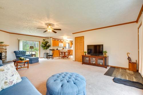 Serene Zanesville Getaway: Hot Tub, 2 Decks!