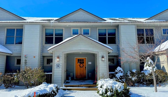 SH4 Bretton Woods condo with Hot Tub next to skiing and Mt Washington Hotel ski slopes views