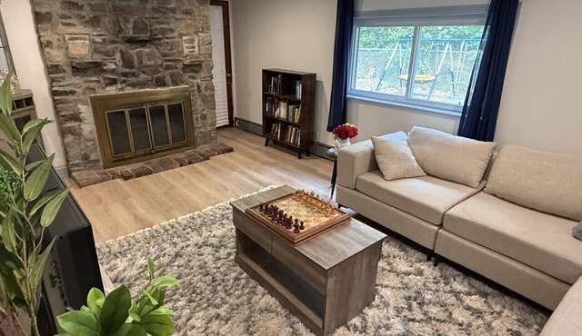 Shantok Queen suites walk to Mohegan casino/Wi-Fi
