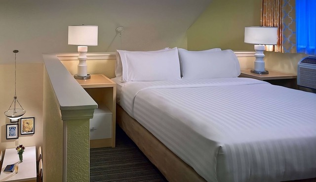 Short distance from Orpheum Theater! Private Kitchen, Pets Allowed, Parking!